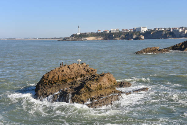 rocher de la vierge et port vieux, biarritz - rocher de la vierge photos et images de collection