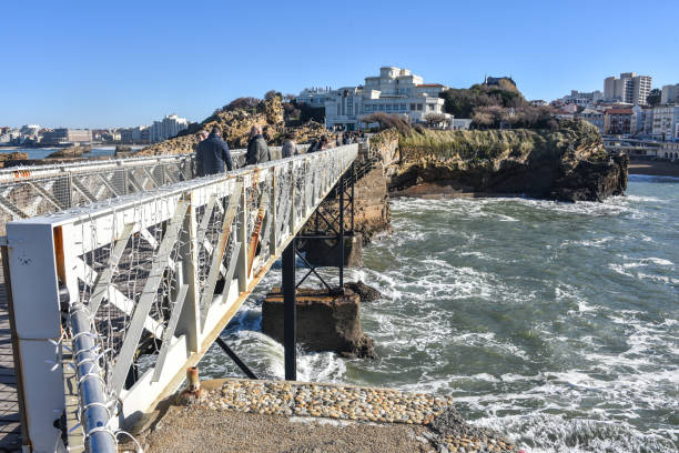 rocher de la vierge (virgin rock), e o port vieux, biarritz - rocher de la vierge - fotografias e filmes do acervo