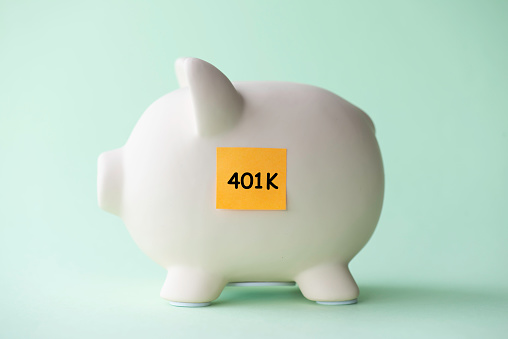 401K note on pink piggy bank.
