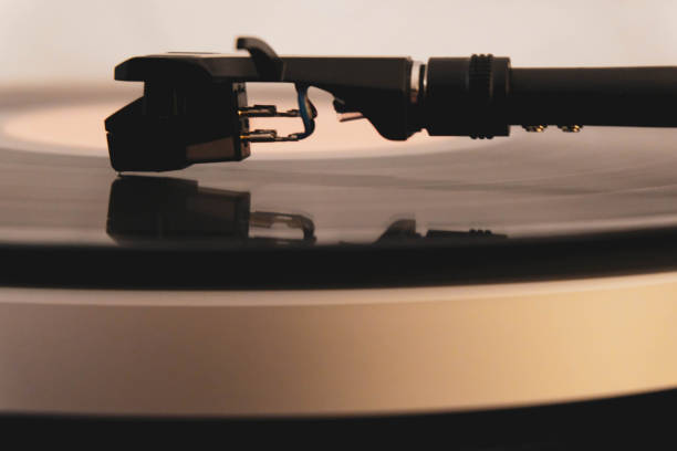 vinyl record player close-up stylus needle playing music on black 33 rpm disk - 33 rpm imagens e fotografias de stock