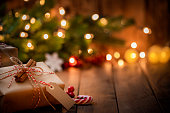 素朴な木のテーブルに空白のタグが付いた茶色のクリスマスギフトボックス。