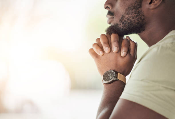 Prayer, worship and hands of black man for worship, faith and belief for support, help and hope. Religion, praying and closeup of person in home for meditation, spiritual healing and trust for praise oración, religión y manos del hombre para la adoración, la fe y la creencia para el apoyo, la ayuda y la esperanza. espacio de maqueta, oración y primer plano de la persona en casa para la meditación, la curación espiritual y la confianza para la ala