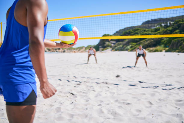 Beach volleyball, sports and person serve ball, play competition and match training for fitness challenge. Summer game, rival athlete and player workout, exercise and ready to start competitive game voleibol de playa, deportes y pelota de servicio de personas, competencia de juego y entrenamiento de partidos para el desafío de acondicionamiento físico. juego de verano, atleta rival y entrenamiento de jugador, ejercicio y juego competitivo listo para