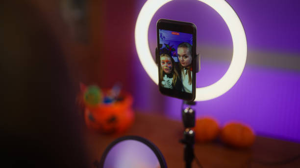 matka i jej mała córeczka transmitują na żywo swój proces makijażu na halloween w mediach społecznościowych - house halloween autumn candid zdjęcia i obrazy z banku zdjęć