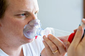 mann-der-asthma-inhalator-nimmt.jpg?b=1&s=170x170&k=20&c=CxsH6YRUHuVKJSg3S6c2wCIdKHGuEuUYwtmLRjW9QwQ=