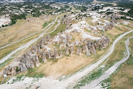 The scenic view of Feslikan Plateau and Alaben Mountain, which looks as if it has its back, consists of spread neighborhoods and looks like it is nestled inside a pit when viewed from the sky.