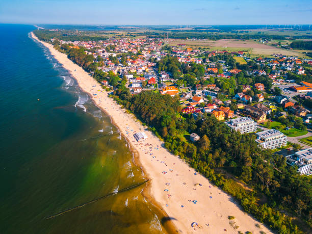vista aérea da cidade de rewal com mar báltico polônia - rewal - fotografias e filmes do acervo