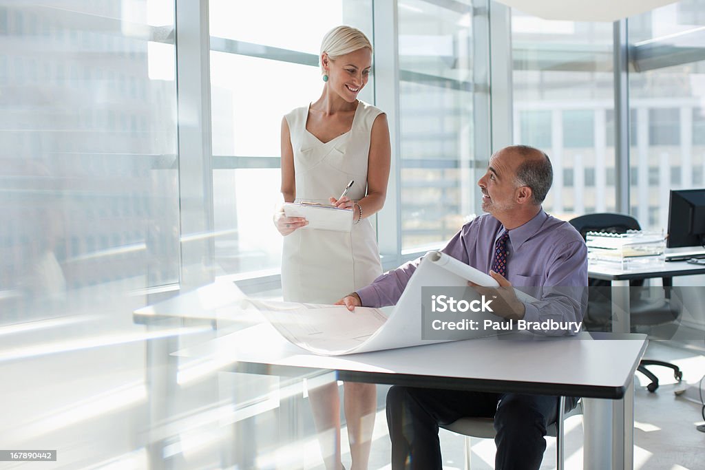 Hommes d'affaires travaillant ensemble dans le bureau - Photo de 30-34 ans libre de droits