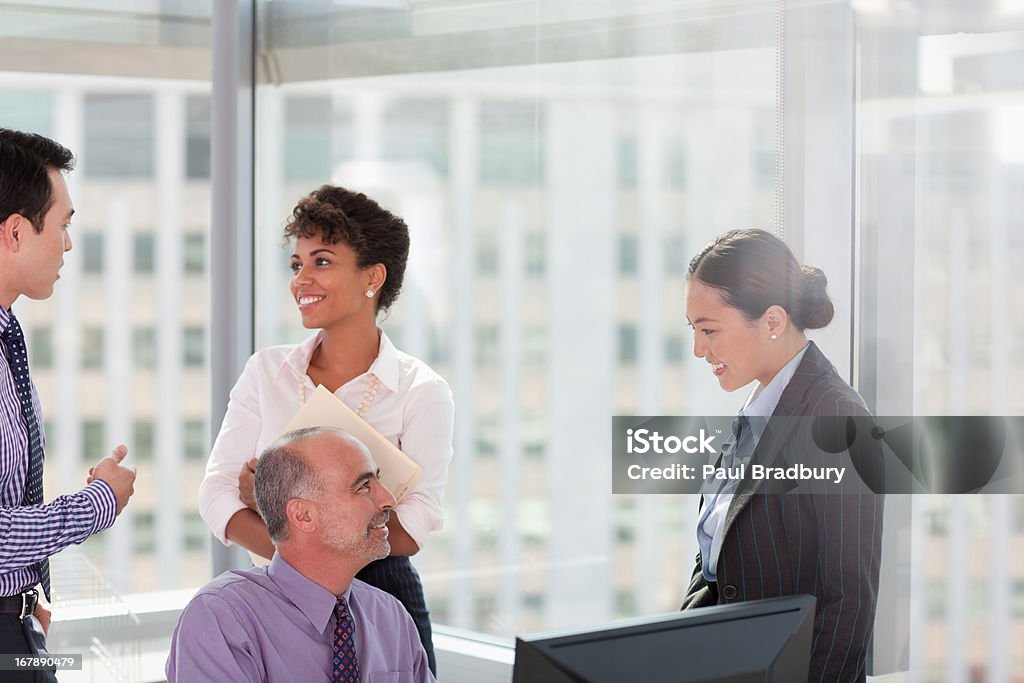 Geschäftsleute arbeiten zusammen im Büro - Lizenzfrei 25-29 Jahre Stock-Foto