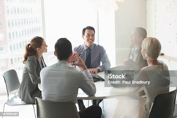 Geschäftsleute Sprechen Im Meetingraum Stockfoto und mehr Bilder von Asiatischer und Indischer Abstammung - Asiatischer und Indischer Abstammung, Geschäftsleben, Geschäftsbesprechung