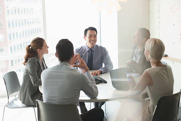 negócios em reunião de pessoas a falar - asian ethnicity suit business men imagens e fotografias de stock