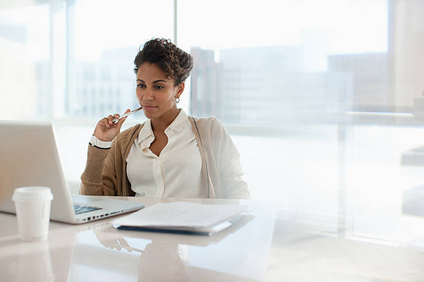 biznesmenka z notebooka w biurze - businesswoman women image horizontal zdjęcia i obrazy z banku zdjęć