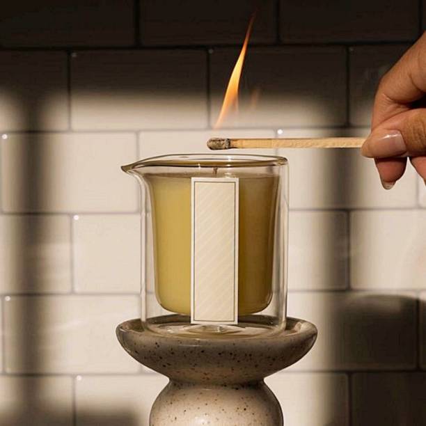 istock Body Serum Candle 1678940440