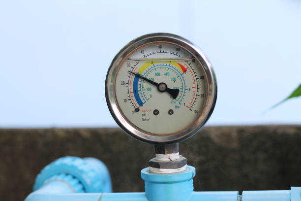 水道水圧を測定するために青いpvc水道管に取り付けられた円形の水圧計。 - pressure gauge gauge physical pressure pipeline ストックフォトと画像