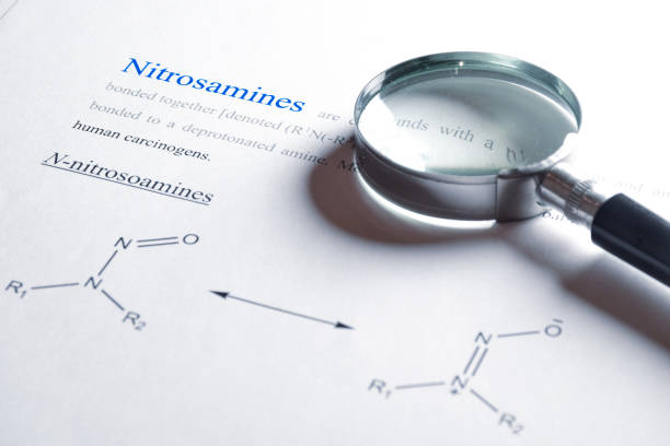 nitrosaminas o n-nitrosaminas y sus estructuras de resonancia sobre papel. carcinógeno humano e impurezas en el concepto de medicación. enfoque selectivo. - impurities fotografías e imágenes de stock