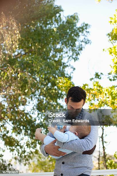 Pai Frasco Alimentação Bebé Ao Ar Livre - Fotografias de stock e mais imagens de 12-15 Meses - 12-15 Meses, 30-34 Anos, 30-39 Anos