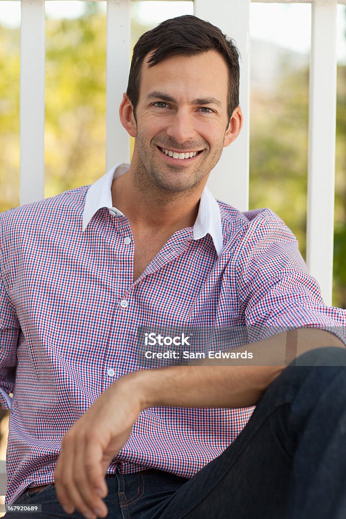 Sorrindo homem tendo uma xícara de café ao ar livre - Foto de stock de 30 Anos royalty-free