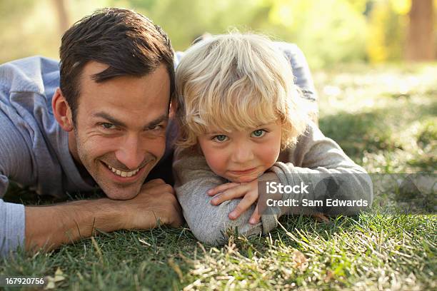 Vater Und Sohn Zusammen Auf Gras Bauchlage Stockfoto und mehr Bilder von 30-34 Jahre - 30-34 Jahre, 4-5 Jahre, Alleinerzieher