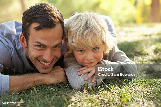 Padre E Hijo Sentar En Hierba Juntos Foto de stock y más banco de imágenes de 30-34 años - 30-34 años, 30-39 años, 4-5 años