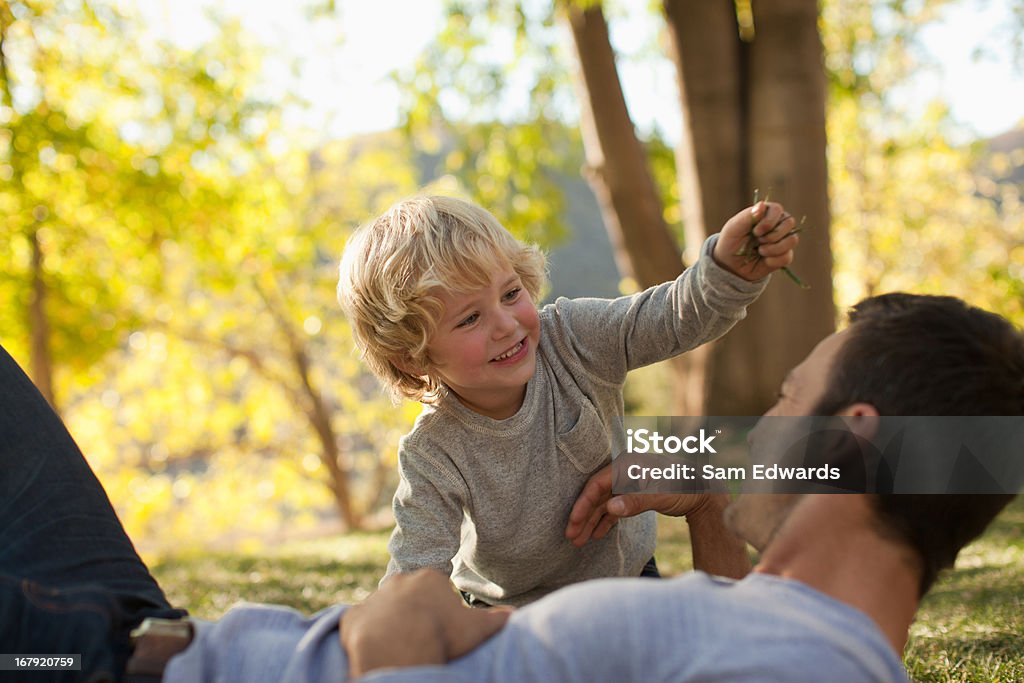 Pai e filho a jogar em relva - Royalty-free 30-34 Anos Foto de stock