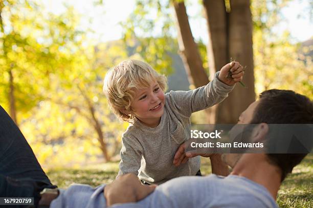 Pai E Filho A Jogar Em Relva - Fotografias de stock e mais imagens de 30-34 Anos - 30-34 Anos, 30-39 Anos, 4-5 Anos