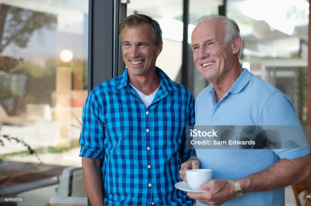 Padre e figlio, avendo il caffè insieme - Foto stock royalty-free di 50-54 anni