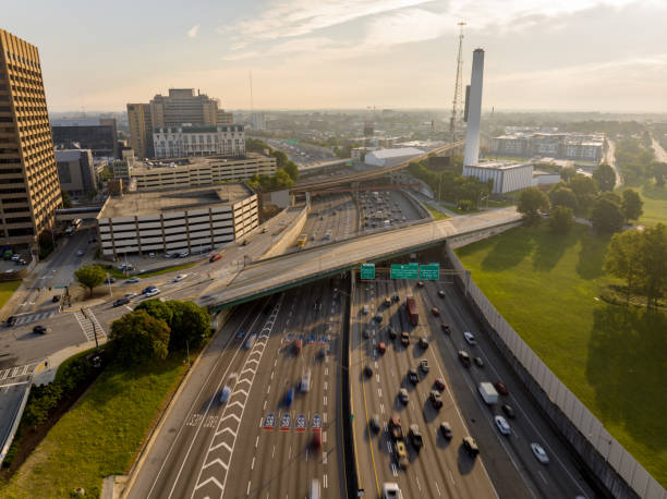 foto aerea a lunga esposizione i85 i75 autostrade con corsie hov ad atlanta georgia mattina pendolarismo righ ora - i85 foto e immagini stock