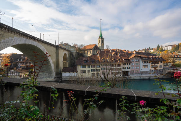 nydeggbrücke und nydeggkirche - bern, schweiz - nydeggbrucke stock-fotos und bilder