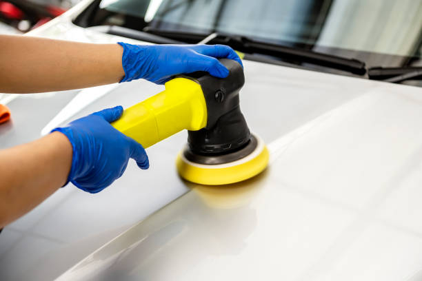 istock Man polishing car body 1679573006