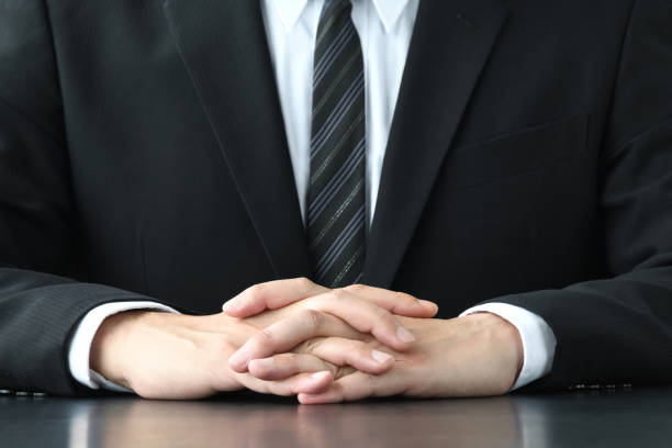 hombre de negocios pensante con los dedos entrelazados - thinking business ceo board room fotografías e imágenes de stock