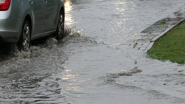 calle urbanas inundadas de coches - ahogar fotografías e imágenes de stock