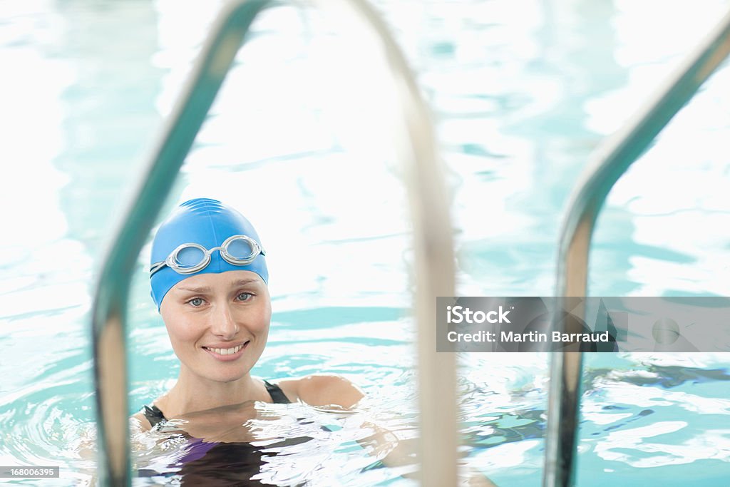 Retrato de la sonriente nadador - Foto de stock de Interior libre de derechos