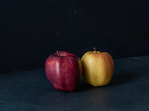 Due mele deliziose del Trentino, gialle e rosse