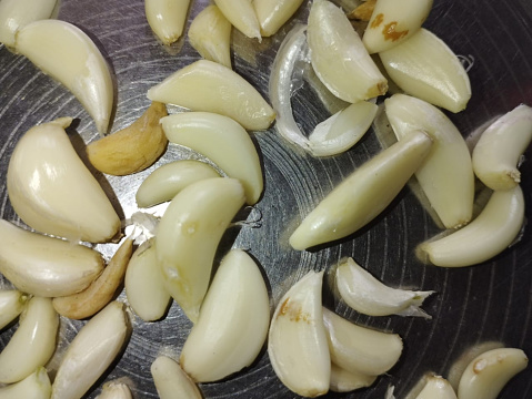 The peeled garlic pieces in the plate