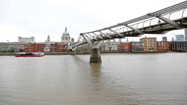 millennium bridge london winter - millennium bridge stock-fotos und bilder