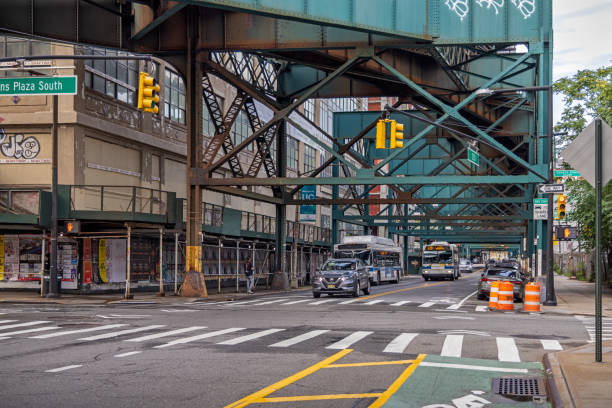 traffico sotto i binari sopraelevati della metropolitana - new york state new york city vanishing point national landmark foto e immagini stock