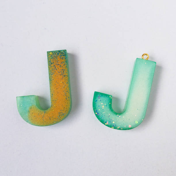 흰색 바탕에 수지로 만든 영어 알파벳의 문자 j - letter j alphabet three dimensional shape green 뉴스 사진 이미지