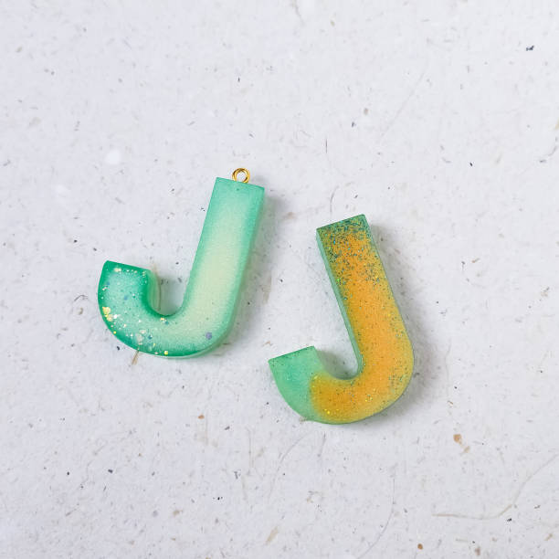 흰색 바탕에 수지로 만든 영어 알파벳의 문자 j - letter j alphabet three dimensional shape green 뉴스 사진 이미지