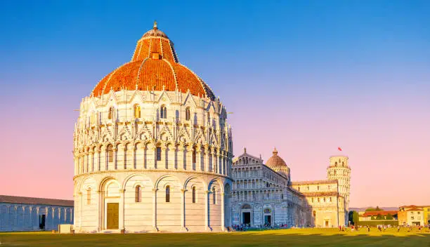 Tour de Pise- Pisa, Cathedral and the Leaning tower in Italy- tour tourism, travel, vacation in Europe