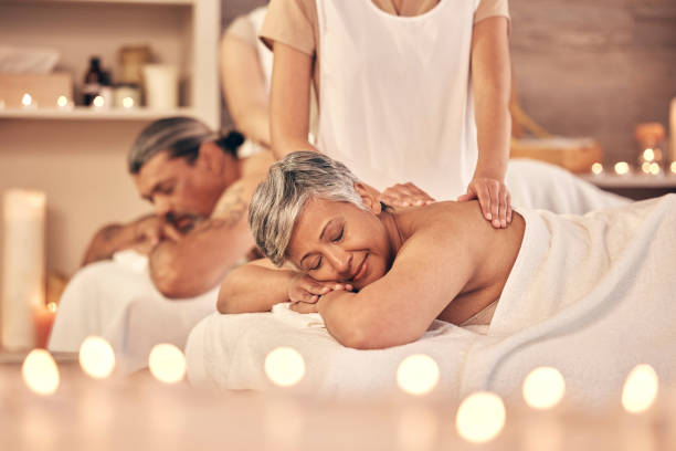 Luxury, massage and zen with old couple in spa for vacation, relax and beauty salon. Peace, wellness and holiday with senior woman and man in hotel villa for retirement, oil treatment and body care lujo, masaje y zen con pareja de ancianos en spa para vacaciones, relax y salón de belleza. paz, bienestar y vacaciones con mujeres y hombres mayores en la villa del hotel para la jubilación, el tratamiento de aceite y el cuidado del cuerpo