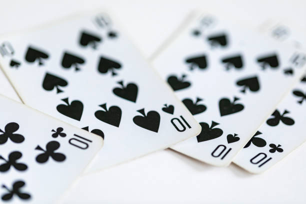 トランプがテーブルの上に広がる。 - bridge cards playing leisure games ストックフォトと画�像