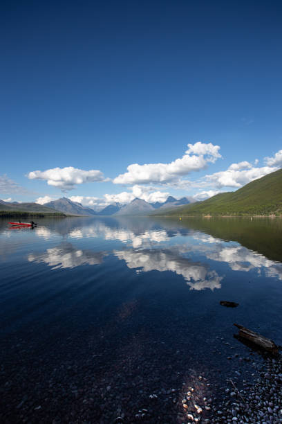 マクドナルド湖氷河国立��公園で - montana mountain mcdonald lake us glacier national park ストックフォトと画像
