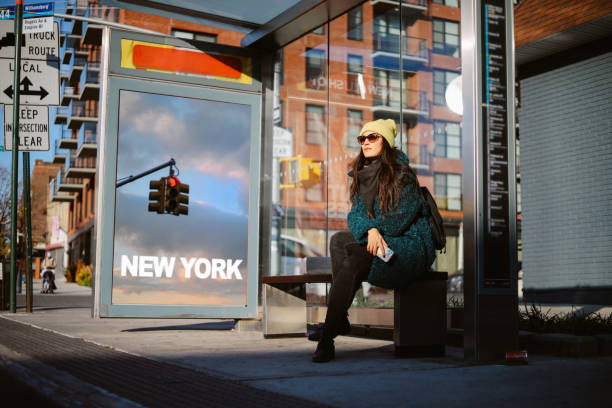 ждем общественного транспорта в бруклин, нью-йорк - subway station urban scene city new york city стоковые фото и изображения