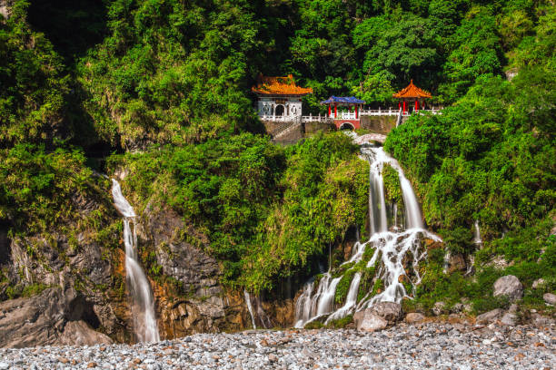 monumentos más populares de taiwán - parque nacional de gorge taroko fotografías e imágenes de stock