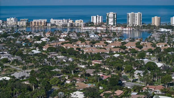 photo aérienne large de homes à naples. floride. large photo immobilière - collier county photos et images de collection