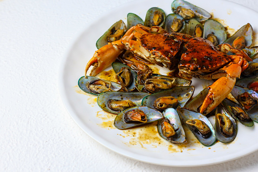 Kepiting gabrugan. Crab and green mussels in a black pepper sauce.