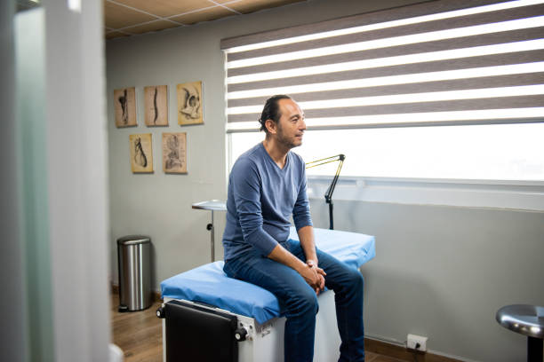 neurocirujano atendiendo a paciente masculino - gerardo huitrón fotografías e imágenes de stock