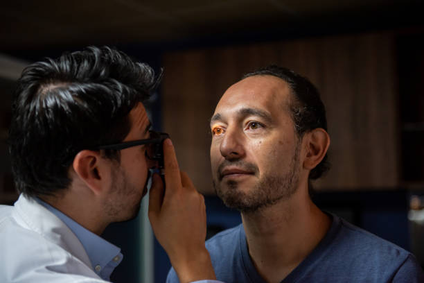 neurocirujano atendiendo a paciente masculino - gerardo huitrón fotografías e imágenes de stock