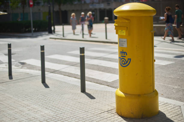 cassetta postale gialla per l'invio di lettere postali della società statale spagnola correos y telegrafos. - cassetta postale per linvio della posta foto e immagini stock