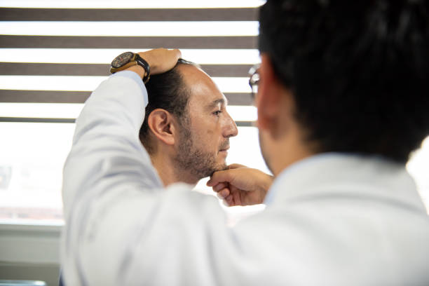 neurocirujano atendiendo a paciente masculino - gerardo huitrón fotografías e imágenes de stock